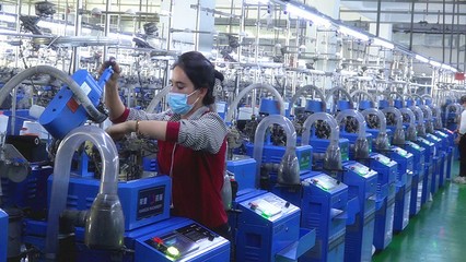 墨玉縣這個鄉(xiāng)鎮(zhèn)企業(yè)每天生產18萬雙襪子 帶領200余人就業(yè)