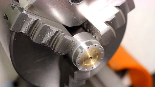 匠心獨(dú)運(yùn) 老師傅巧手制作電機(jī)零件，詮釋農(nóng)林牧漁機(jī)械配件制造的精湛技藝